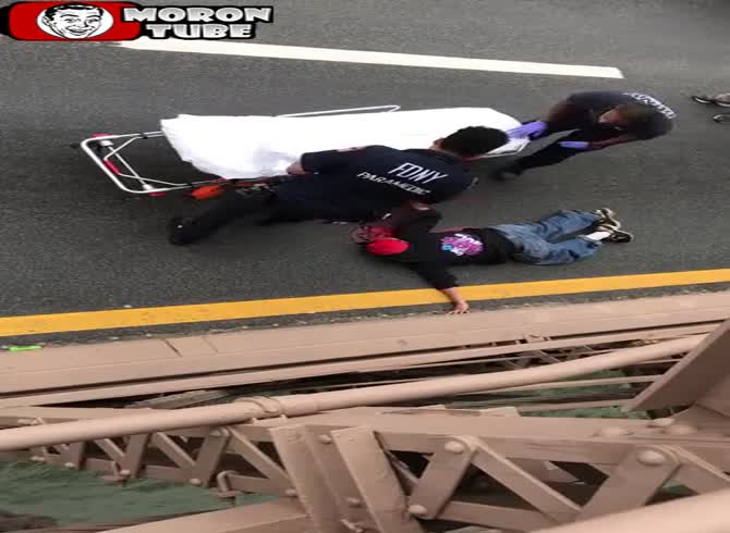 Video :Pictures of a man who just leaped from the Brooklyn Bridge are horrifying (PUBLIC WARNED)
